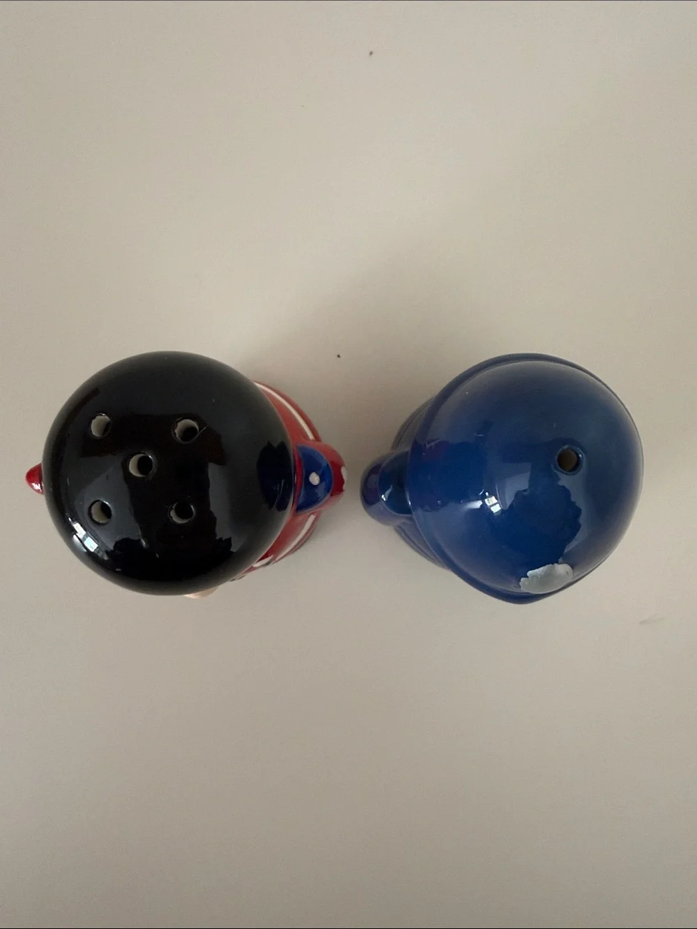 London Buckingham Palace Guard and Bobby Salt and Pepper Shakers - Picture 4 of 9